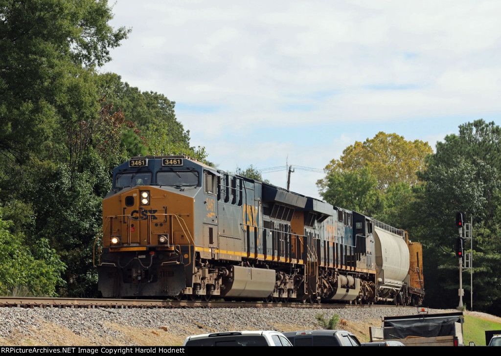 CSX 3461 leads train L619-28 southbound